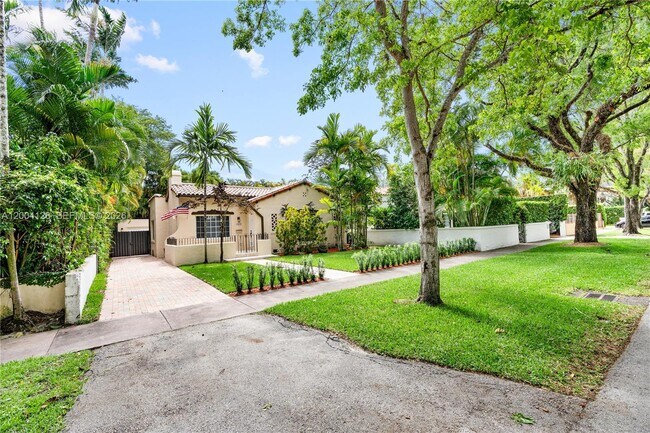 Building Photo - 2413 N Greenway Dr