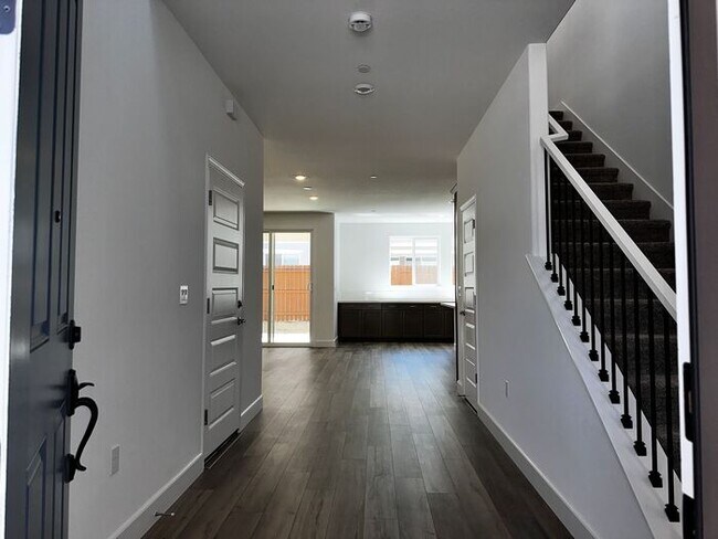 Building Photo - Beautiful 4 bedroom new home in Sierra wes...
