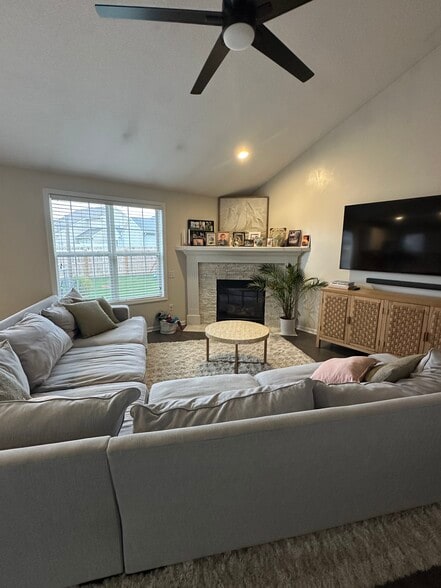 Building Photo - 9527 Acacia Psge