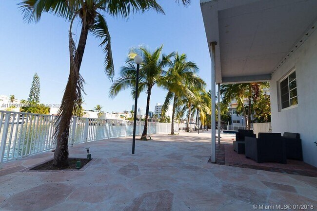 Building Photo - 7207 Bay Dr