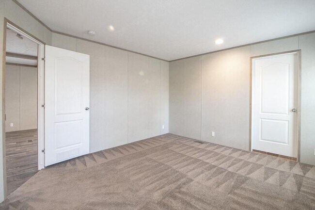 Building Photo - 1501 Thompsonville Ln