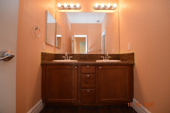 Building Photo - 638 Harvester Course Dr