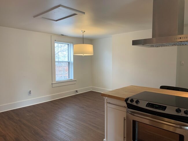 Building Photo - 721 W Main St