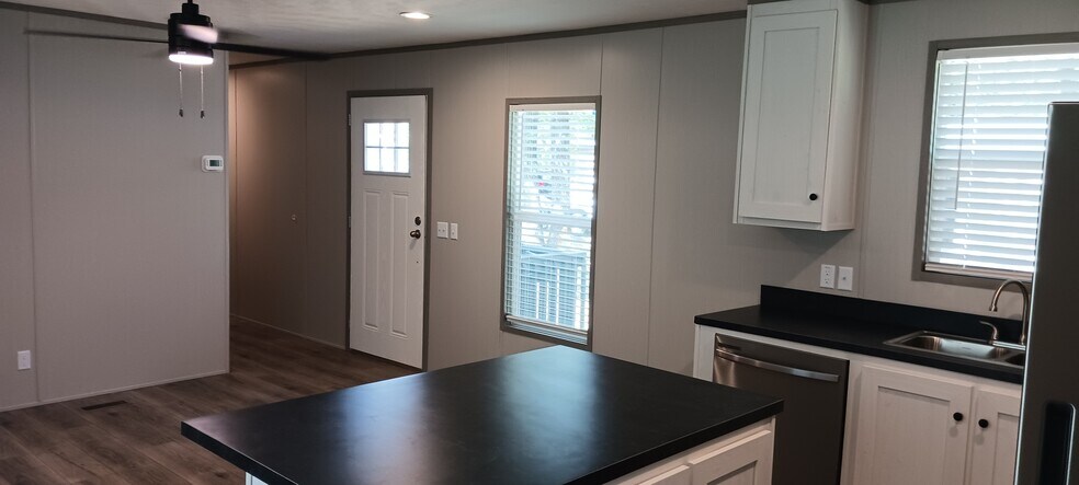 Building Photo - 49 Thousand Oaks Dr