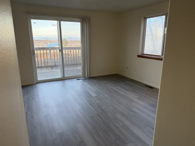 Building Photo - 1511 Hollyhock Dr