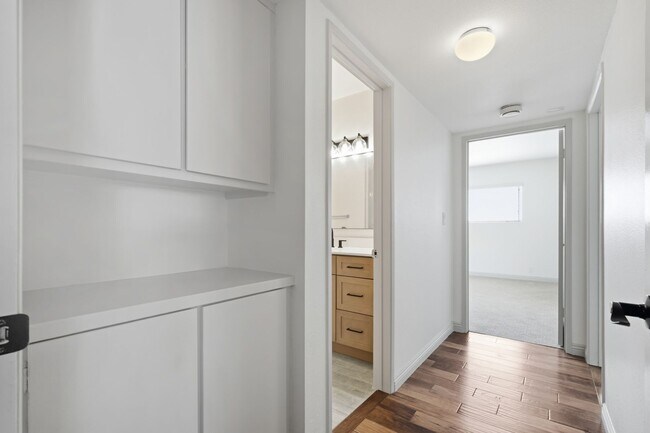 Building Photo - Prime L.A. Location Steps from Beverly Hills | 2 BR / 2.5 BA Home-Like Condo