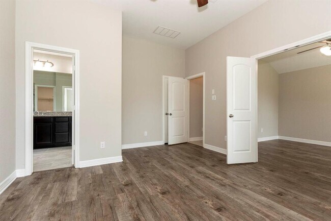 Building Photo - 9735 Stratton Ridge Dr