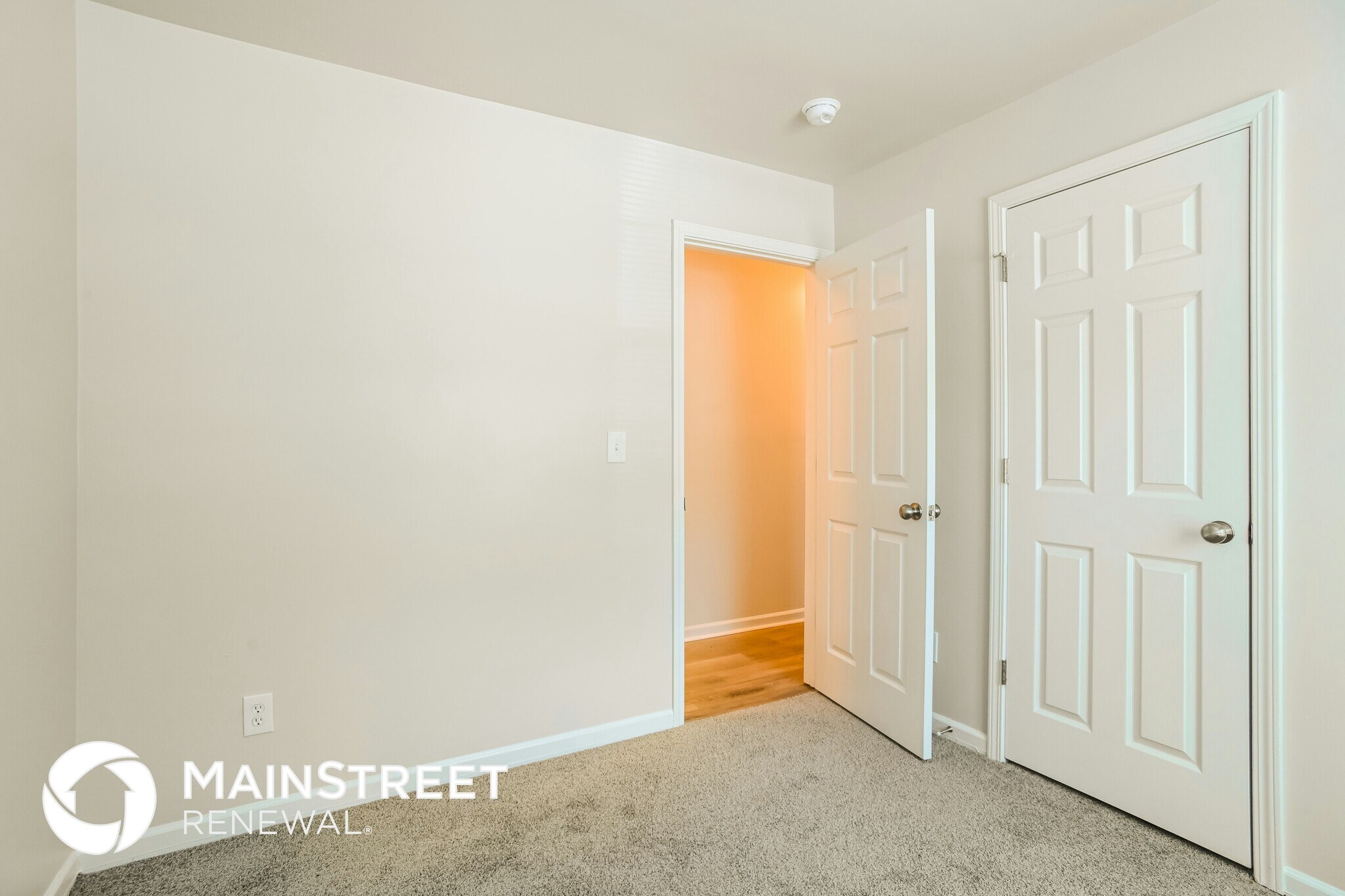 Building Photo - 5945 Hamilton Oaks Dr