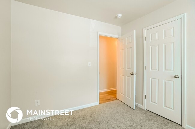 Building Photo - 5945 Hamilton Oaks Dr