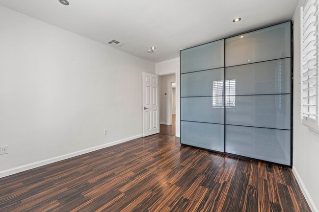 Building Photo - 10823 McVine Ave