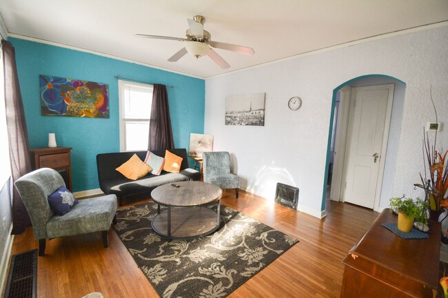 Building Photo - FURNISHED Charming 2-Bed 1-Bath Home For R...