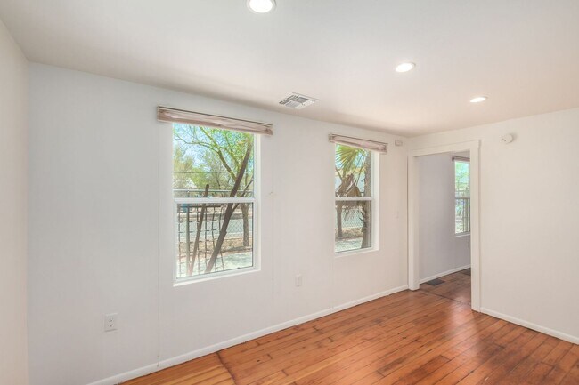 Building Photo - Gorgeous Loft near Roosevelt Row!