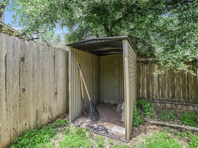 Building Photo - 806 Sunny Ln