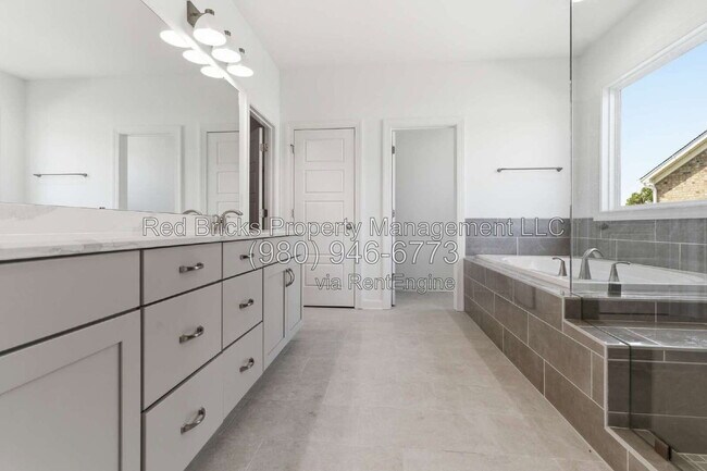 Building Photo - 4016 Dahlia Dr