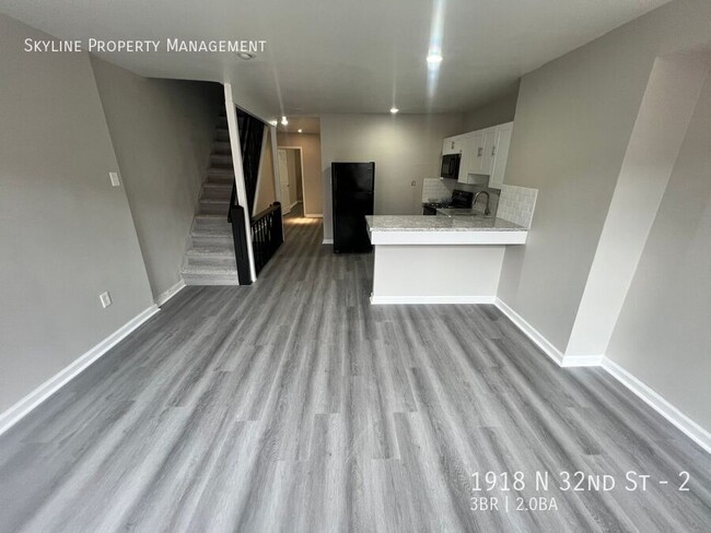 Building Photo - Newly Renovated 3 Bedroom Apartment For Re...