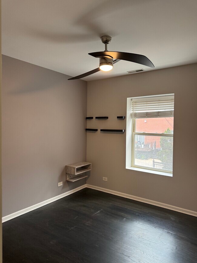 Building Photo - 1637-1632 W Farwell Ave