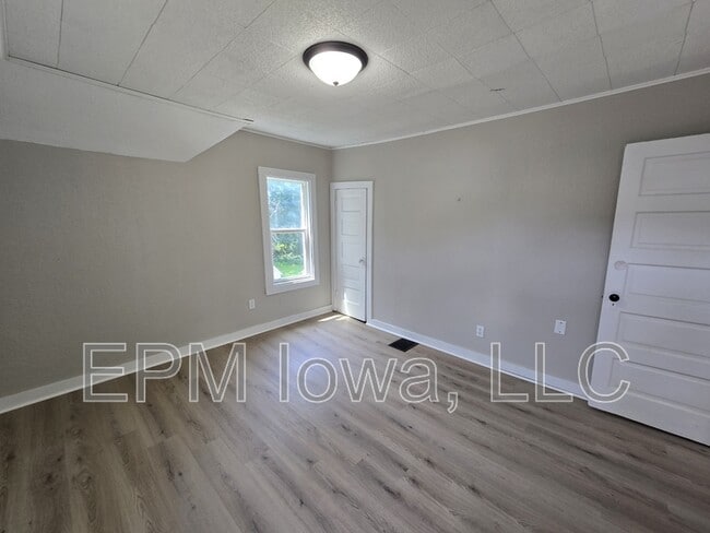 Building Photo - 122 Newell St