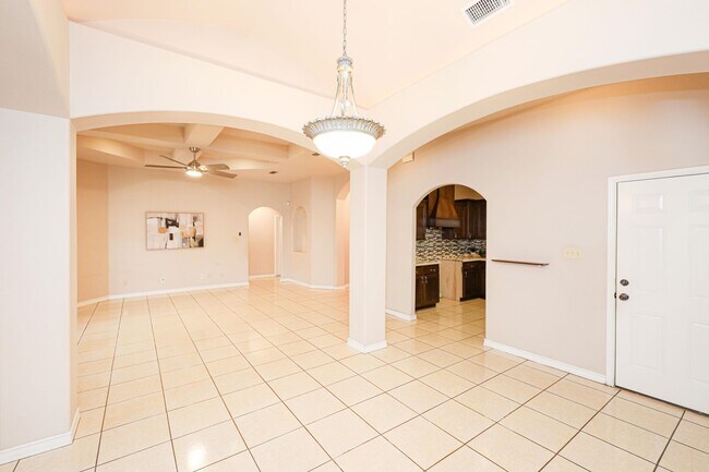 Building Photo - 402 Cayman Ct