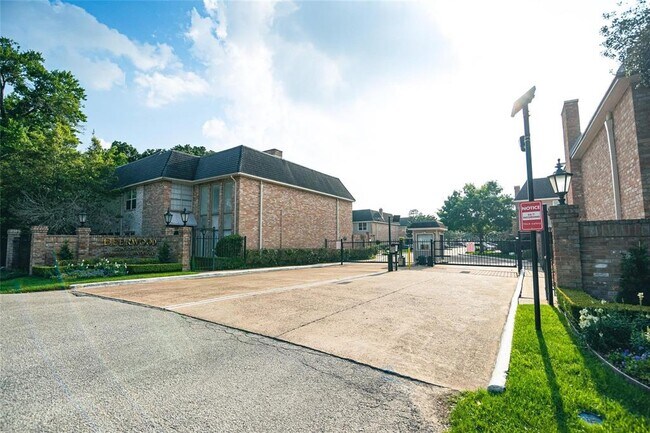Building Photo - 2238 S Piney Point Rd