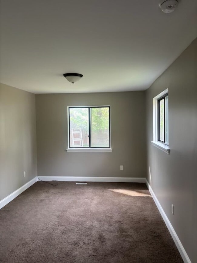 Building Photo - FRESHLY PAINTED, UPDATED BEAUTIFUL 3 BEDROOM/2 BATH HOUSE