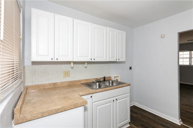 Building Photo - 560 Winton Terrace NE