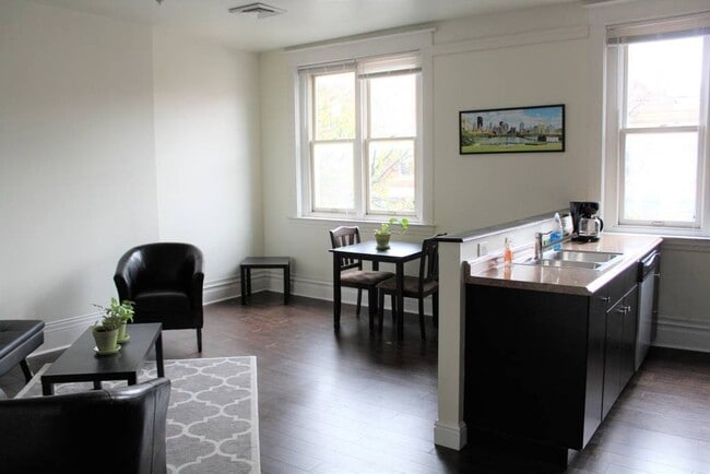 Building Photo - 3Bed/1Bath on East Carson Street