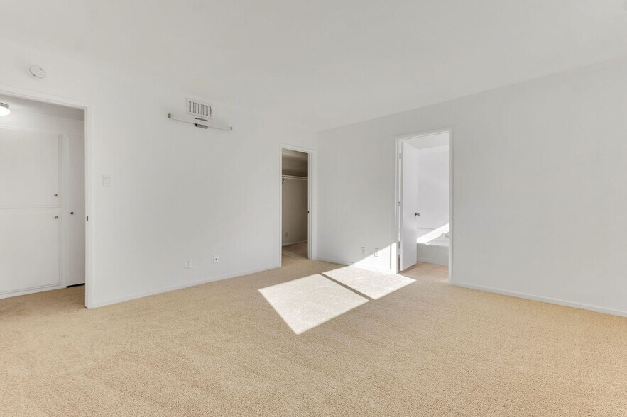 Building Photo - 4950 Louise Ave