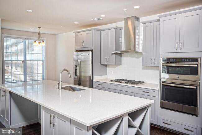 Building Photo - 23646 Hopewell Manor Terrace