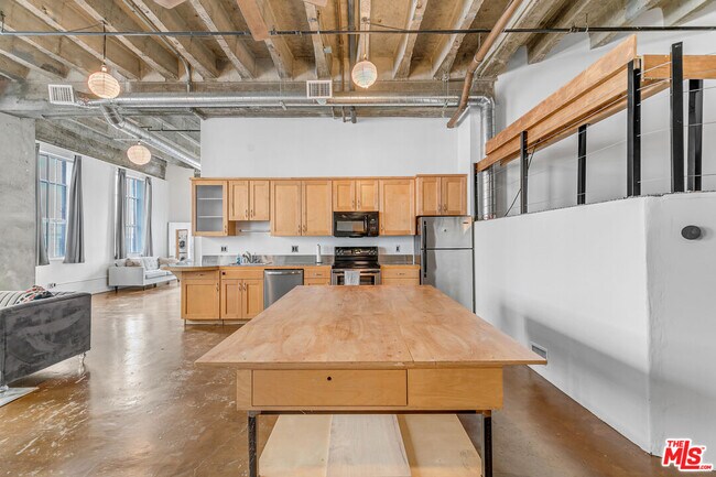 Building Photo - 312 W 5th St