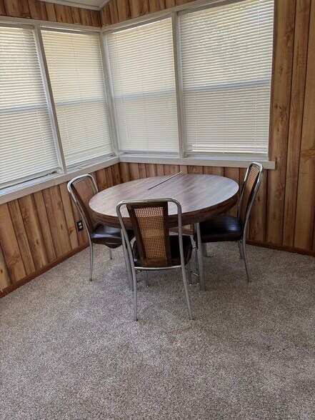 Building Photo - 589 E Losey St