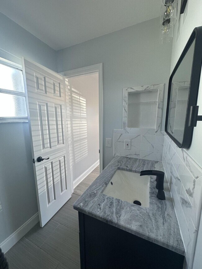 Building Photo - Charming 2-Bed, 2-Bath Retreat in Port Charlotte!