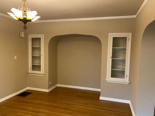 Building Photo - Amazing Irvington Charm - 3 bedroom Duplex...