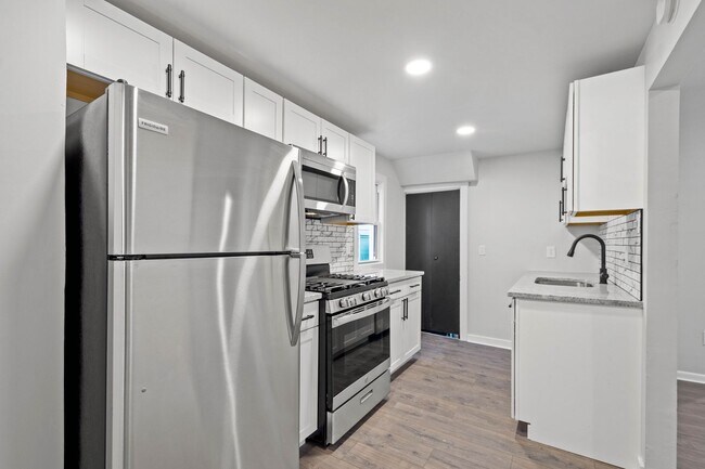 Building Photo - Gorgeous 4 bedroom home in Carrick available May 1!