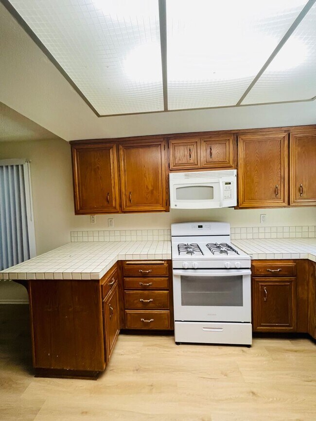 Building Photo - charming 3-bedroom, 2-bathroom home nestle...