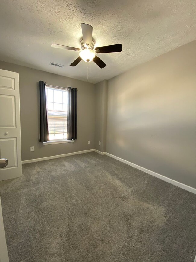 Building Photo - 3 Bedroom, 2 Full + 2 Half Bath Townhome i...