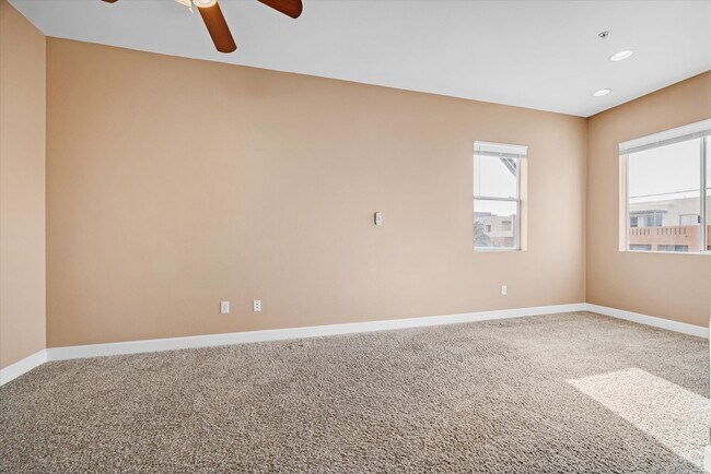 Building Photo - Sought after Park Avenue Condominiums/Top Floor Three Bedroom