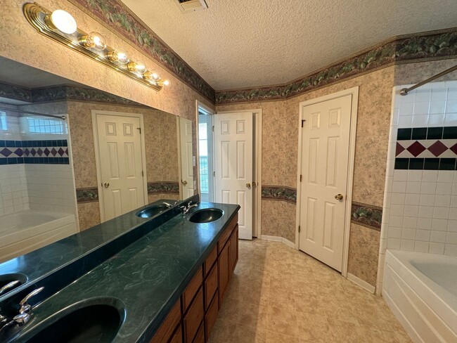 Building Photo - 4201 Lost Oak Dr