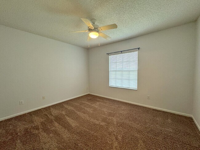 Building Photo - Las Palmas, one-bedroom first floor condo with garage!