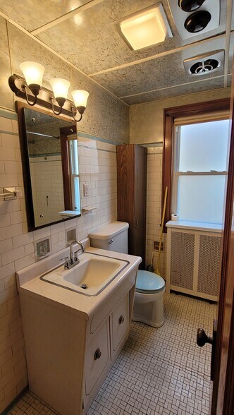 Building Photo - 5228 W Hutchinson St