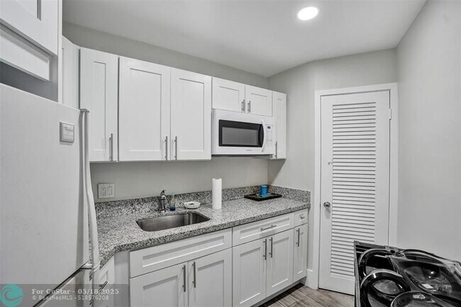 Building Photo - 301 N Ocean Blvd