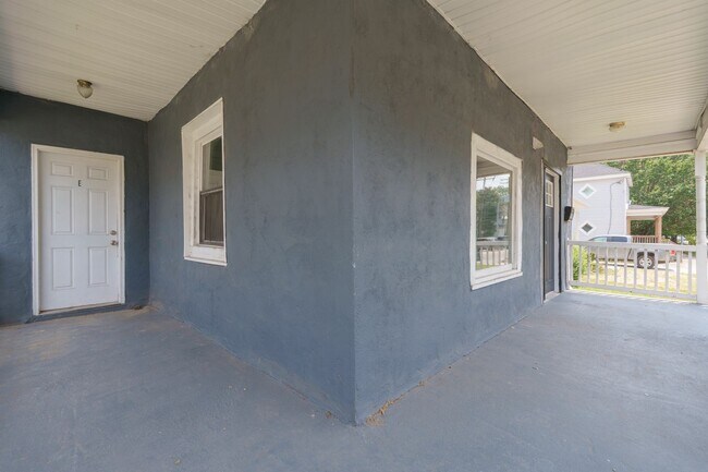 Building Photo - MOVE IN READY 4 Bedroom in Suffolk!