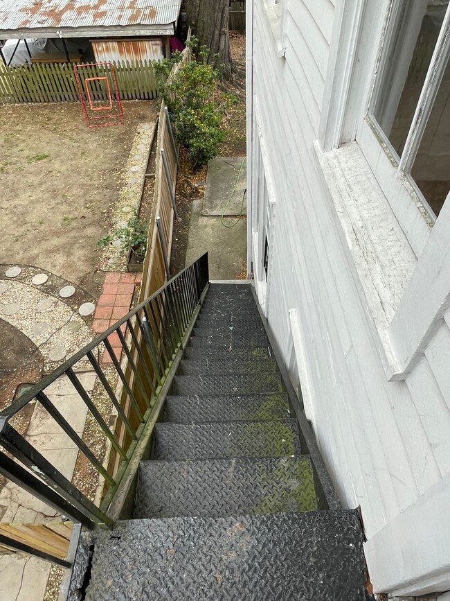 Building Photo - Huge 4BD/2.5BA with Sunroom and Backyard