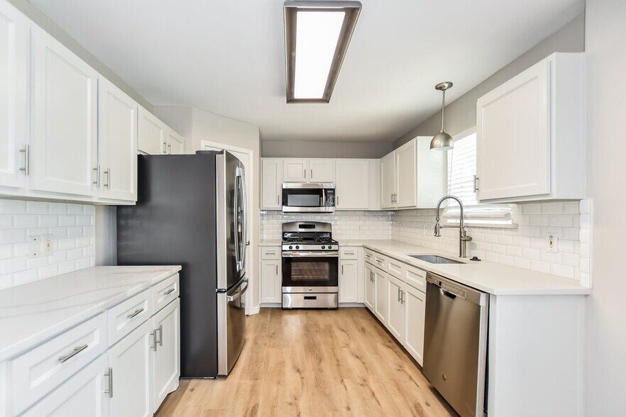 Building Photo - 1401 Buckingham Dr
