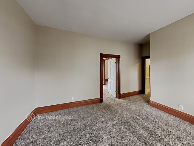 Building Photo - 424 E Park Ave