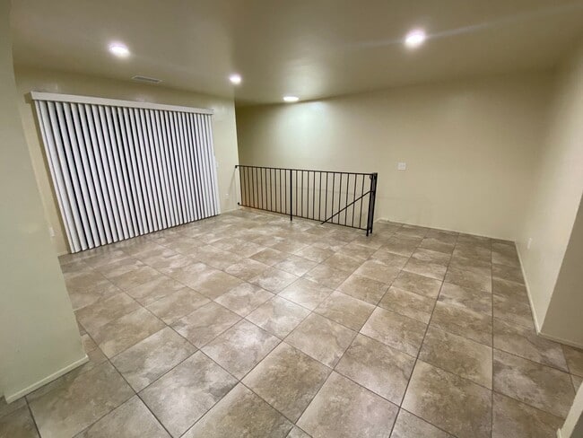 Building Photo - Decker Townhome