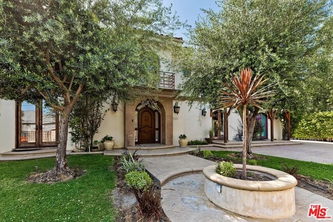 Building Photo - 6127 Rhodes Ave