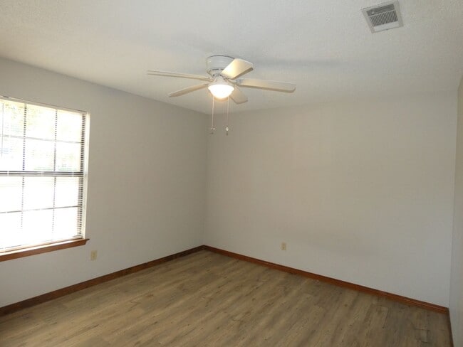 Building Photo - Charming Ranch-Style Home - Pace