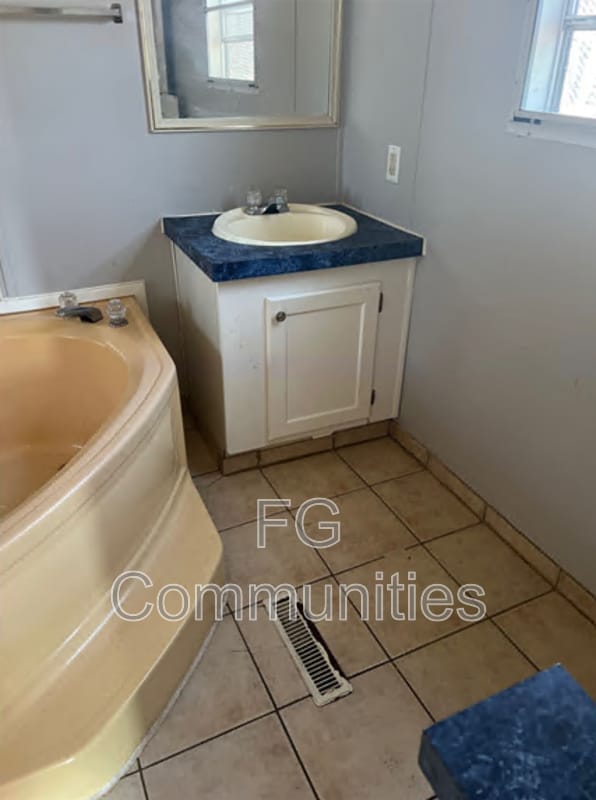 Building Photo - 147 Oak Knoll Dr