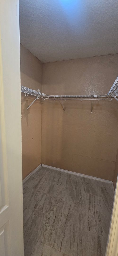 Building Photo - Huge Three Bedroom- 2 bath + den, 2 car ga...