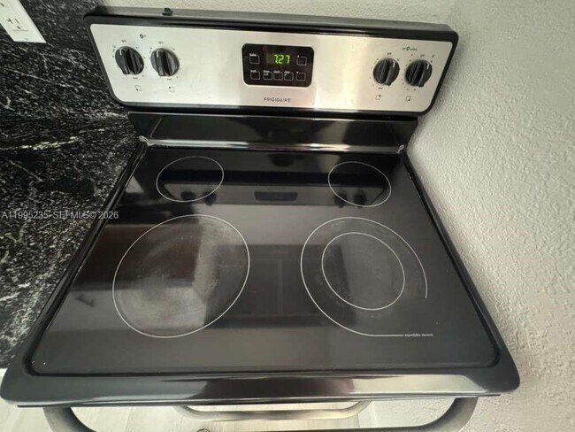 Building Photo - 230 E 56th St